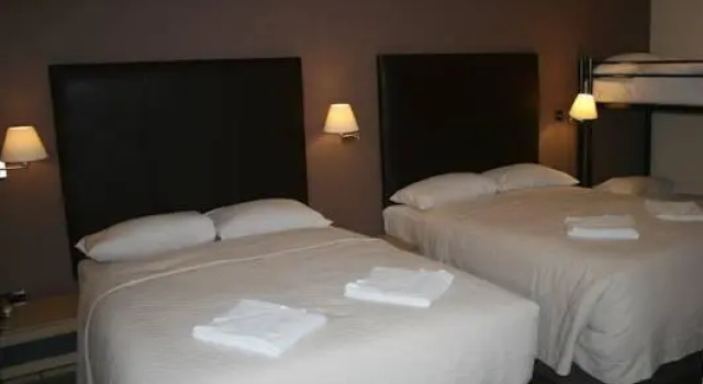 Четырёхместный номер Standard Gatwick Belmont