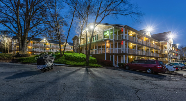 HomeTowne Studios by Red Roof Atlanta - Norcross Downtown, Varaa Hotelli Norcross Georgia