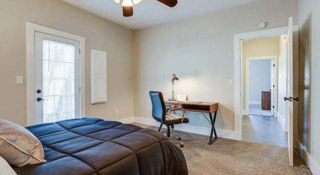 Chic Lawton Home, 5 Mins to Fort Sill, Забронировать Отель Отели Форта Силл с парковкой, Парковка