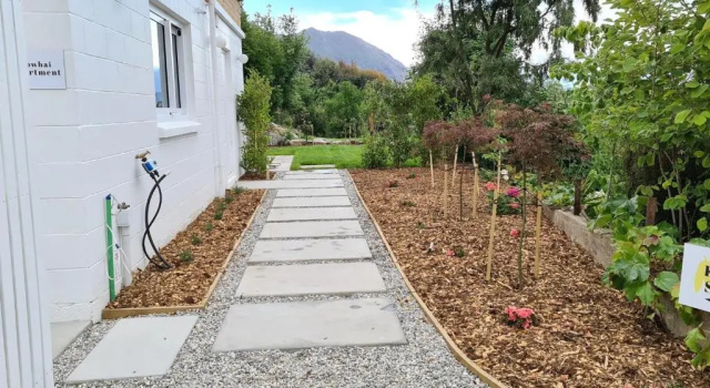 Kowhai Studio -private opposite golf course in central Wanaka, Забронировать Отель Отели South Island с парковкой, Парковка