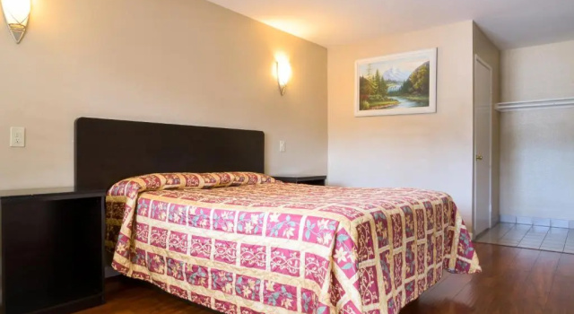 Четырёхместный номер Standard с видом на сад Covina Motel