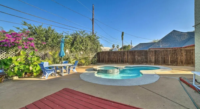 Коттедж Corpus Christi Home w/ Pool & Hot Tub: Walk to Bay