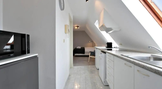 Студия Warm Lofty and Spacious Studio