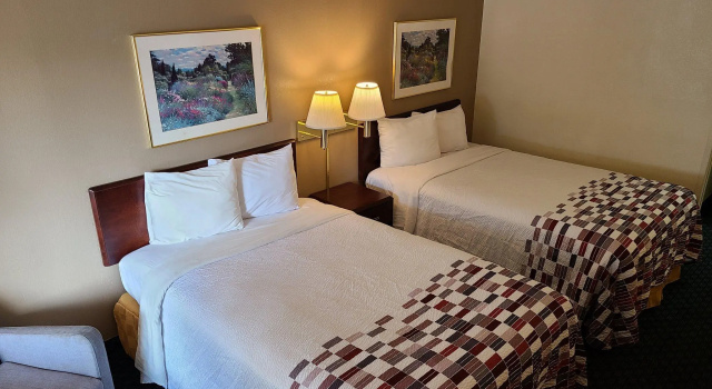 Четырёхместный номер Deluxe Red Roof Inn Perry