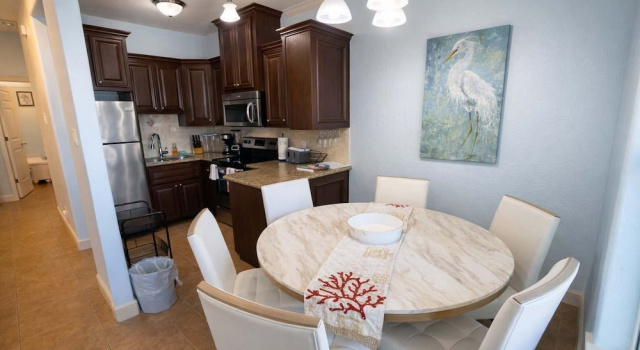Апартаменты Near Beach Retreat - Ground Floor - Pool - Walk To All 2 Bedroom Apts