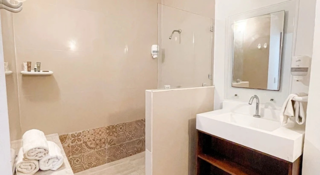 Полулюкс с 2 комнатами Cocoplum Beach Hotel