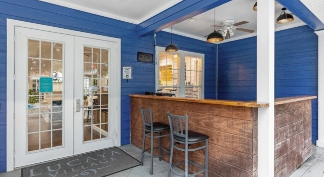 3 Bed 2 Bath Condo In Lucaya Village Near Disney 3 Bedroom Townhouse by RedAwning, Забронировать Дом для отпуска Отели Киссимми с парковкой, Парковка