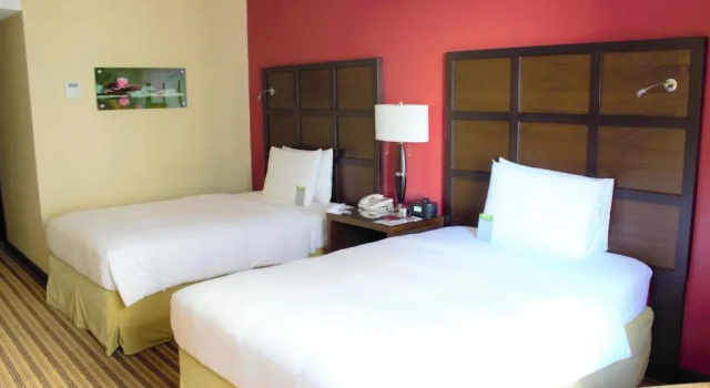 Четырёхместный клубный номер Standard с видом на город Renaissance Caracas La Castellana Hotel