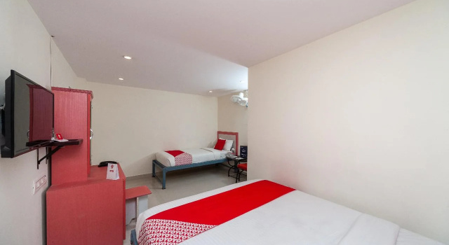 R2 Rooms By OYO Rooms