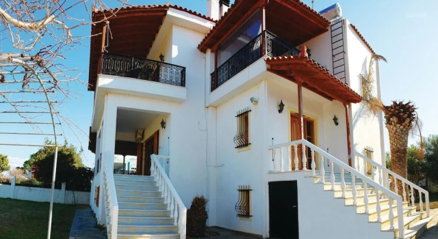 Awesome Home in Kato Assos Peloponne With Wifi and 5 Bedrooms