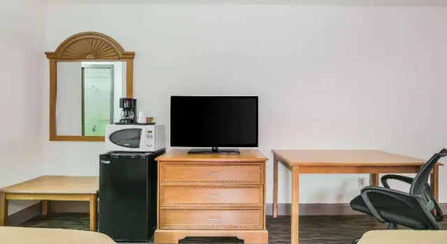 Четырёхместный номер Standard Econo Lodge & Suites Brinkley
