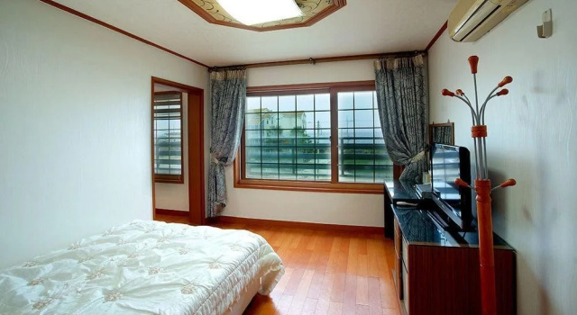 Jeju E-house Pension, Забронировать Отель Naedo-dong Остров Чеджудо