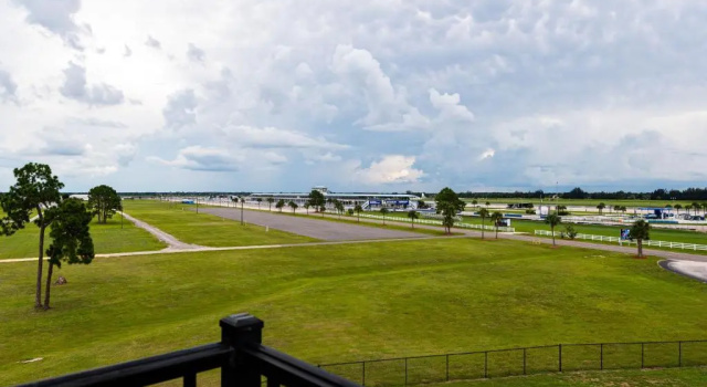 Двухместный номер Premium с балконом SEVEN Sebring Raceway Hotel
