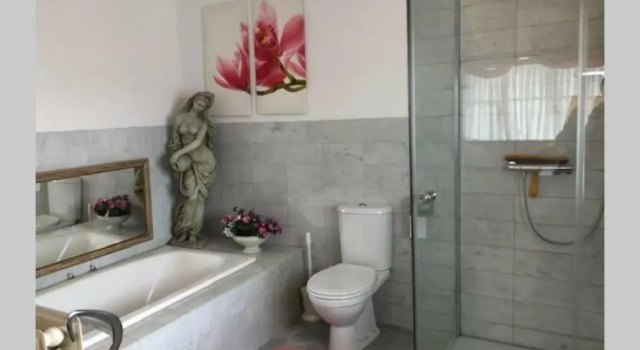 Вилла Vrijstaande rietgedekte villa nabij uitvalswegen