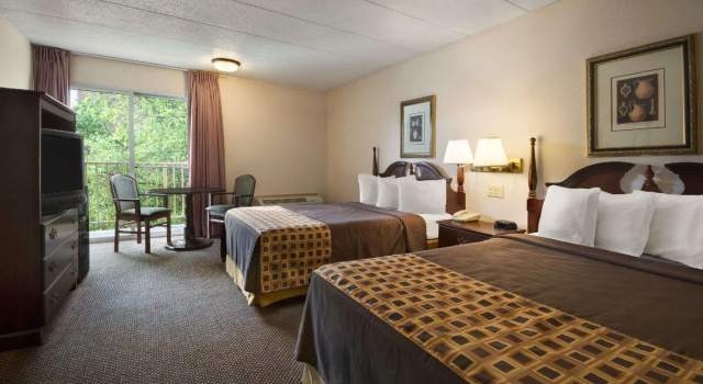 Четырёхместный номер Standard Days Inn Birmingham/Vestavia Hills