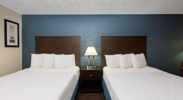 Четырёхместный номер Standard с видом на бассейн AmericInn by Wyndham La Crosse Riverfront-Conference Center