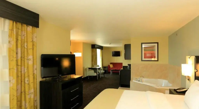Люкс Holiday Inn Express & Suites Marion Northeast by IHG