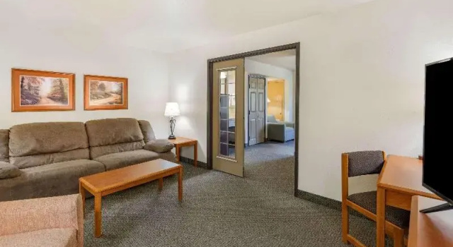 Люкс Deluxe AmericInn by Wyndham Havre