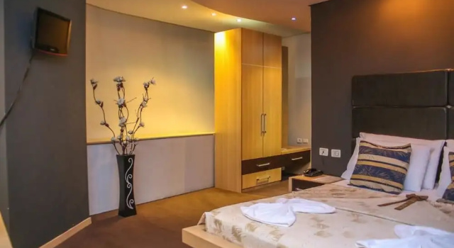 Hotel Vila Aeroport, Забронировать Отель Отели области Тираны с бассейном, Бассейн