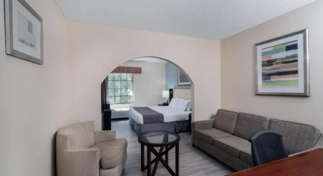 Люкс Red Roof Inn & Suites Hinesville