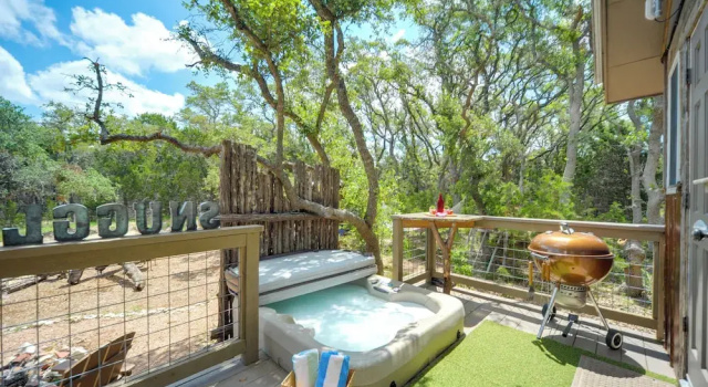Snuggle Inn Wimberley Cabin w/ Fire Pit + Deck, Забронировать Апартаменты/квартира Отели Уимберли с парковкой, Парковка