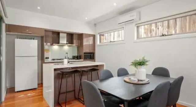 Relaxing Getaway Oasis with Patio in Charming Kew, Забронировать Отель Отели в центре Кью, в центре
