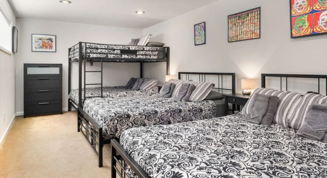 Seattle Vacation Home: The Big Top, Забронировать Дом для отпуска Отели Сиэтла с парковкой, рядом с Церковный приход святого Иосифа, Парковка