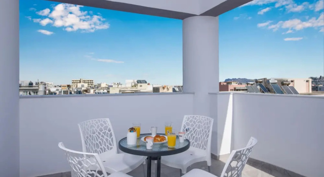 Четырёхместный номер Standard с балконом Deluxe City Hotel