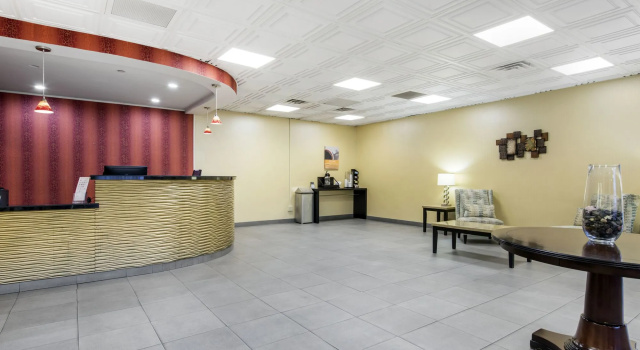 Quality Inn & Suites Charleston - Civic Center, Rezervovat Hotel Charleston Západní Virginie