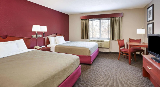 Четырёхместный номер Standard AmericInn by Wyndham Douglas/Saugatuck