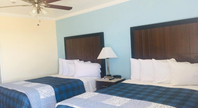 Четырёхместный номер Standard Dolphin Cove Motel