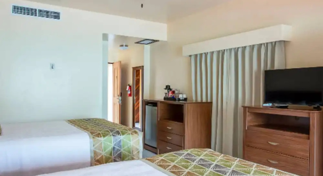 Четырёхместный номер Superior с видом на море Village Cay Hotel and Marina