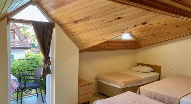 Четырёхместный номер Economy с балконом Ten Apart Hotel