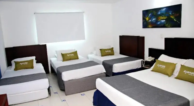 Четырёхместный номер Standard с балконом Hotel Oceano