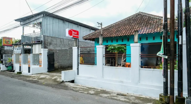 RedDoorz near Monjali 4 Yogyakarta, Book Hotel Yogyakarta Province Hotels with a Parking, Parking