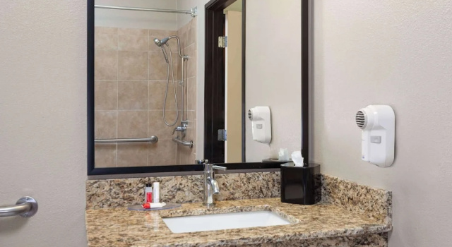 Номер Standard AmericInn by Wyndham Hudson