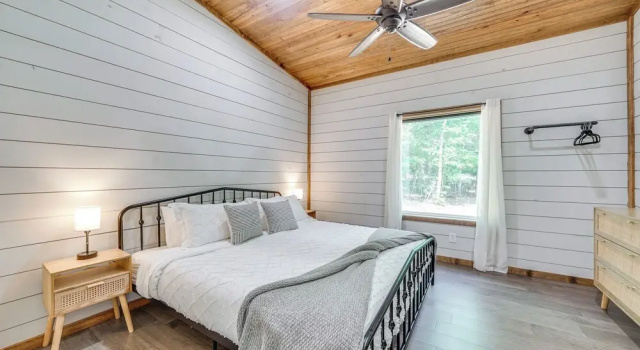 Creekside Cabin w/ Views & Hot Tub in Broken Bow