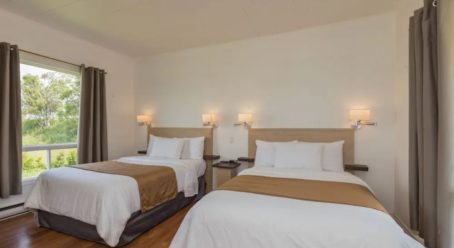 Четырёхместное шале с балконом Motel au Fleuve d'Argent