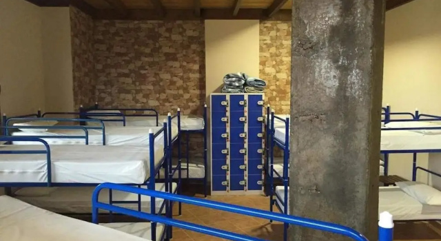 Кровать в общем номере с красивым видом из окна Albergue Santo Tomás de Canterbury - Hostel