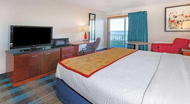 Четырёхместный номер Deluxe с балконом и с видом на озеро Days Inn & Suites by Wyndham St. Ignace Lakefront