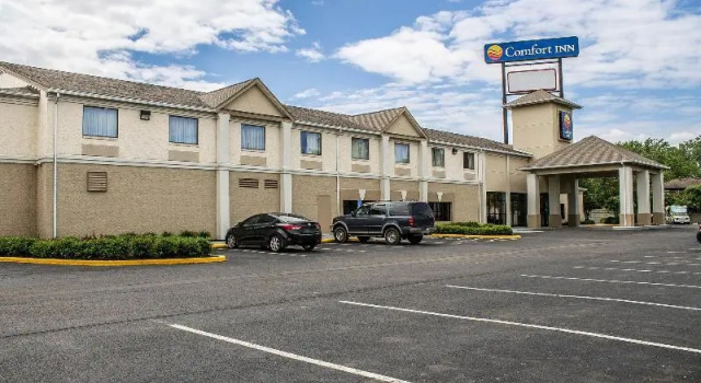 Кровать в общем номере howard johnson by wyndham
