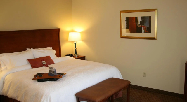 Кровать в общем номере Hampton Inn & Suites Warren