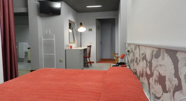 Полулюкс Hotel Italia