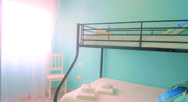 Bright spacious apartment, 2 min walk from beach