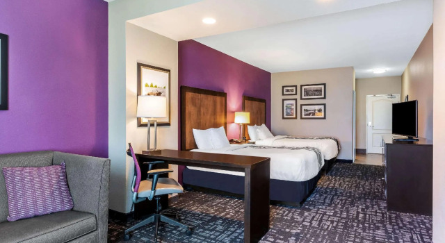 Четырёхместный номер Deluxe La Quinta Inn & Suites by Wyndham Monahans