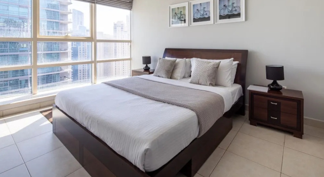 Stylish + Bright 1BR With Dubai Marina Views!, Забронировать Апартаменты/квартира Дубай-Марина , рядом с Meydan Beach
