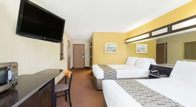 Четырёхместный номер Standard Microtel Inn by Wyndham Bowling Green