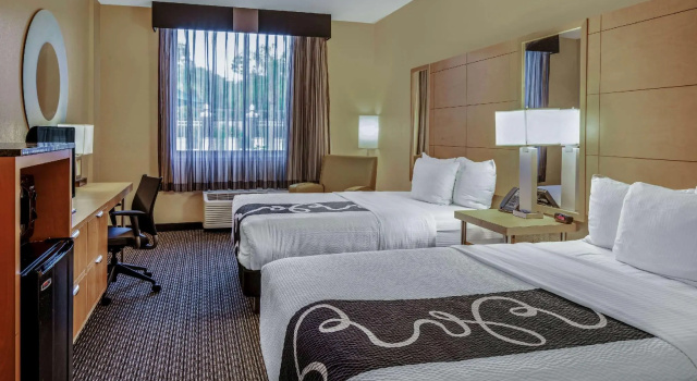 Четырёхместный номер Standard La Quinta by Wyndham Naples Downtown