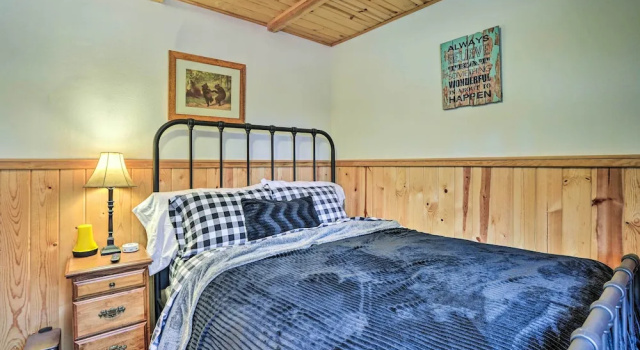 Charming Big Bear Cabin w/ Gas Grill, Забронировать Дом для отпуска Отели San Bernardino Mountains с парковкой, Парковка