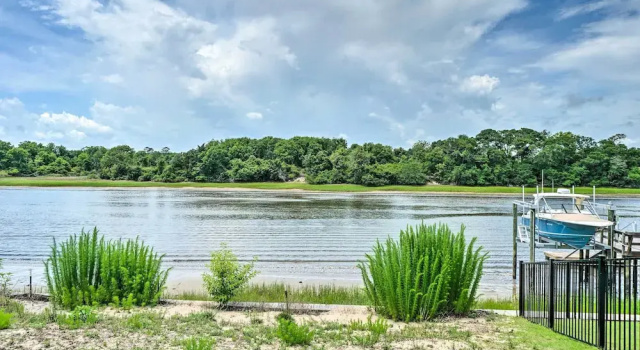 Modern Oak Island Escape: 1 Mile to Long Beach!, Забронировать Дом для отпуска Коттеджи Острова Оук, Коттедж